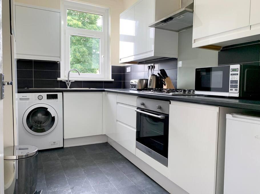Modern And Vibrantly Designed Apartment マザーウェル エクステリア 写真