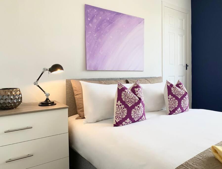 Modern And Vibrantly Designed Apartment マザーウェル エクステリア 写真