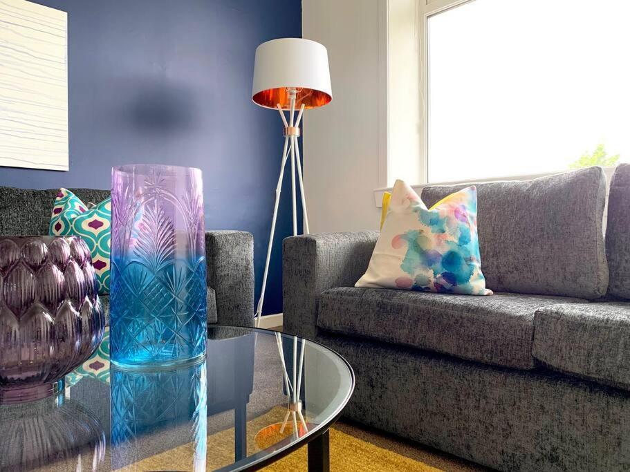 Modern And Vibrantly Designed Apartment マザーウェル エクステリア 写真