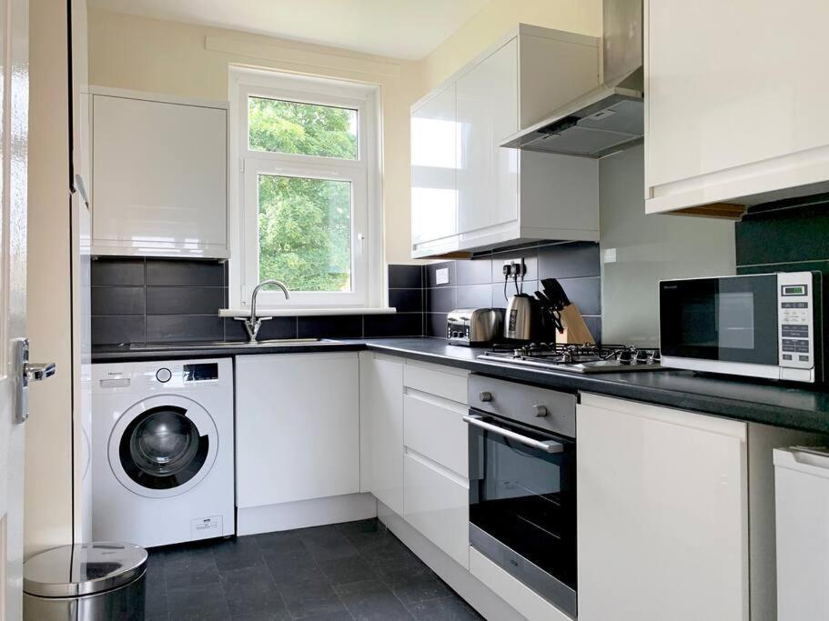 Modern And Vibrantly Designed Apartment マザーウェル エクステリア 写真