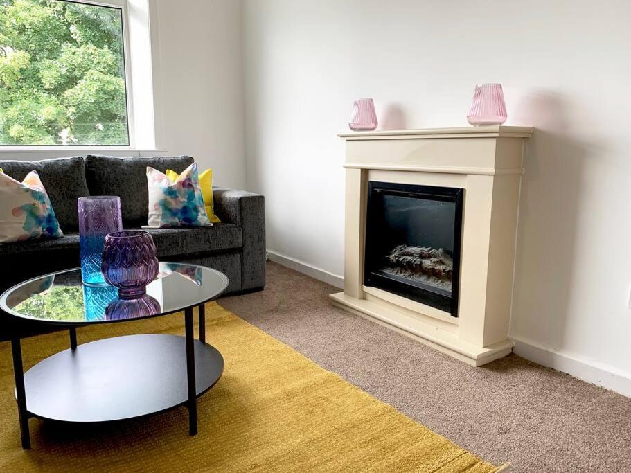 Modern And Vibrantly Designed Apartment マザーウェル エクステリア 写真