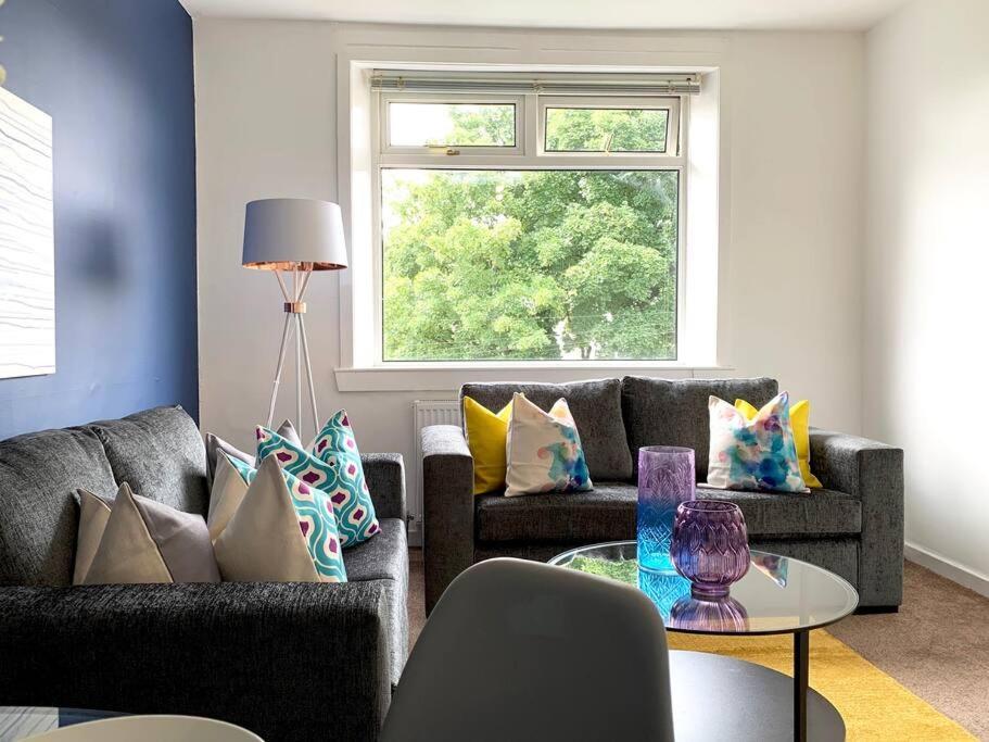 Modern And Vibrantly Designed Apartment マザーウェル エクステリア 写真