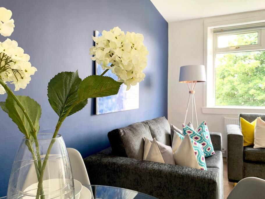 Modern And Vibrantly Designed Apartment マザーウェル エクステリア 写真
