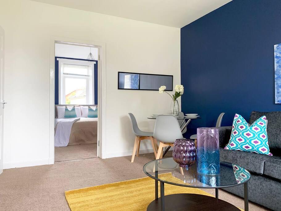 Modern And Vibrantly Designed Apartment マザーウェル エクステリア 写真